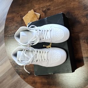 Nike Air Jordan 1 Mid Triple White